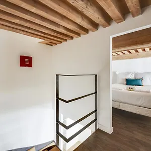 guestready-spacious-duplex-in-croix-rousse.hotels-rhonealpes.com/